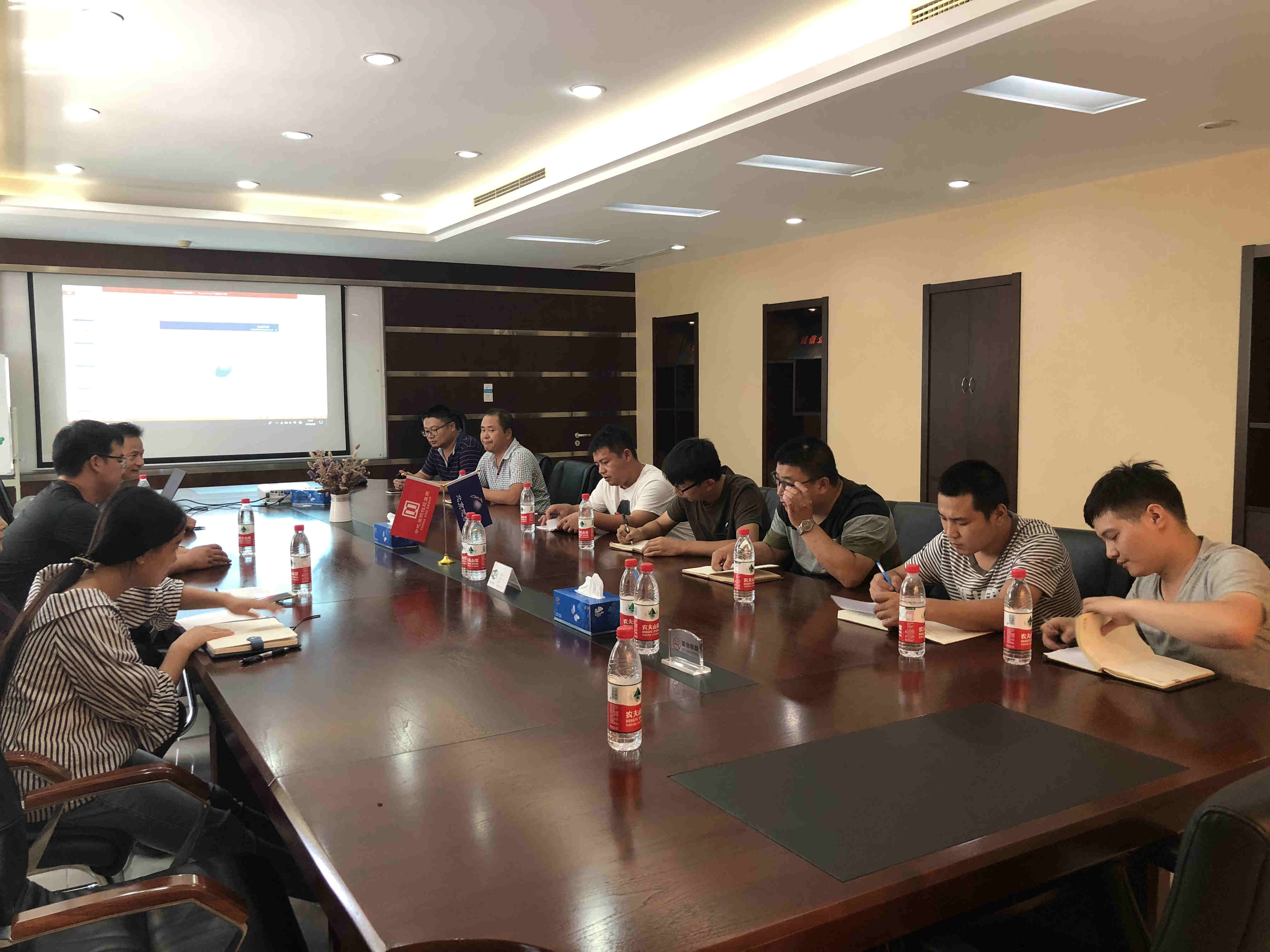 質(zhì)量辦及安保部對特種工程分公司進(jìn)行了質(zhì)量、環(huán)境、職業(yè)健康安全管理體系貫標(biāo)進(jìn)行了培訓(xùn)。